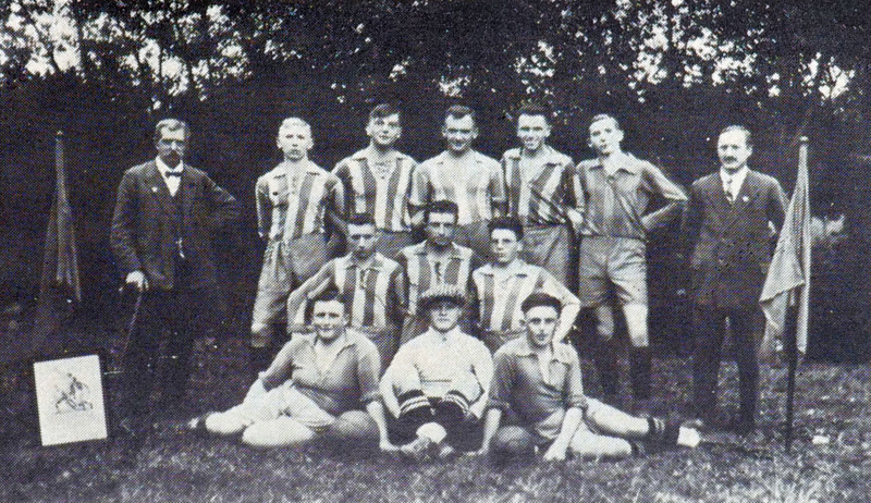 Die Mannschaft, welche 1928/29 die erste Meisterschaft für sich entscheiden konnte.