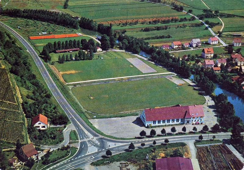 Blick auf die Sportpltätze und Stadthalle 1967.
